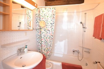 Monteurzimmer: Badezimmer mit Badewanne - Landhaus Nitsch