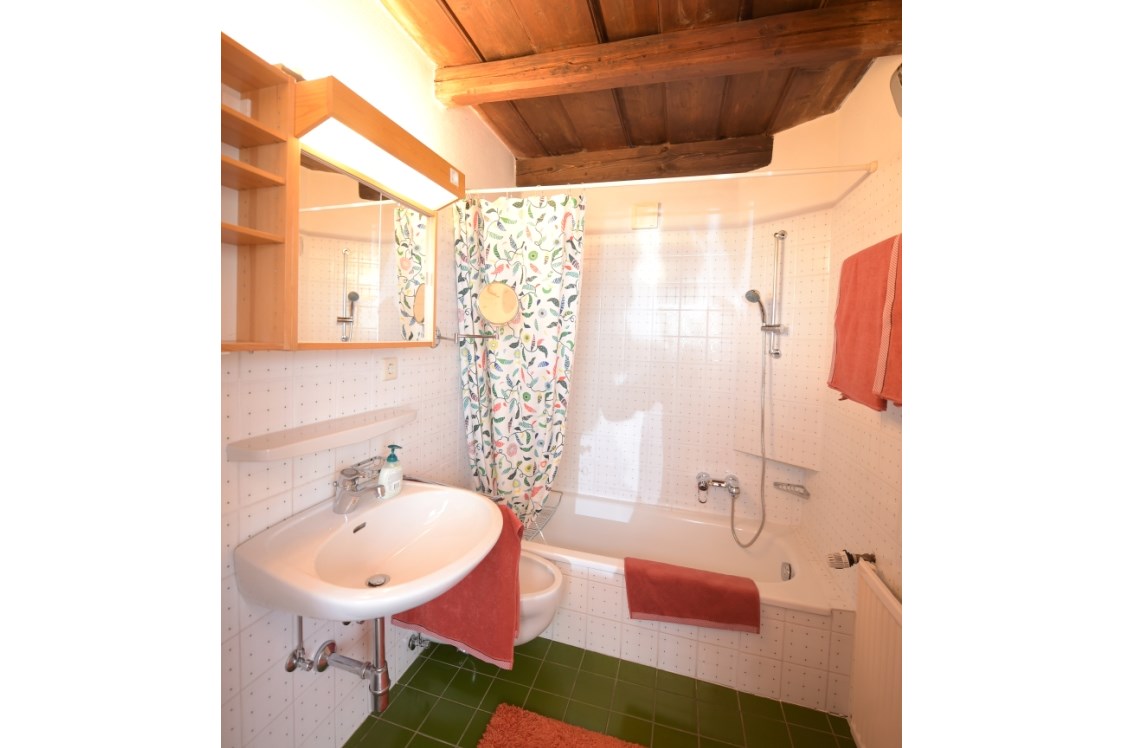 Monteurzimmer: Badezimmer mit Badewanne - Landhaus Nitsch