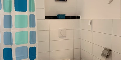 Monteurwohnung - PLZ 79312 (Deutschland) - Eines der beiden Bäder - Monteurwohnung Elfriede - Küche - TV - 2 Parkplätze - 2 Bäder