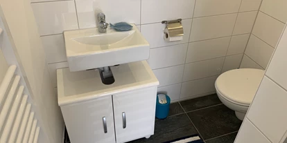 Monteurwohnung - PLZ 79312 (Deutschland) - Eines der beiden Bäder - Monteurwohnung Elfriede - Küche - TV - 2 Parkplätze - 2 Bäder