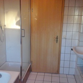 Monteurzimmer: Bad mit Wanne und Dusche W3 Zimmer 7,8 und 9.. W2  Zimmer 10 und 11 hat nur eine Dusche - Haus Johann