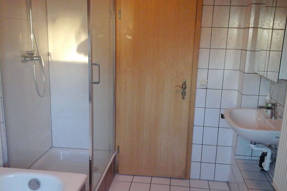 Monteurzimmer: Bad mit Wanne und Dusche W3 Zimmer 7,8 und 9.. W2  Zimmer 10 und 11 hat nur eine Dusche - Haus Johann