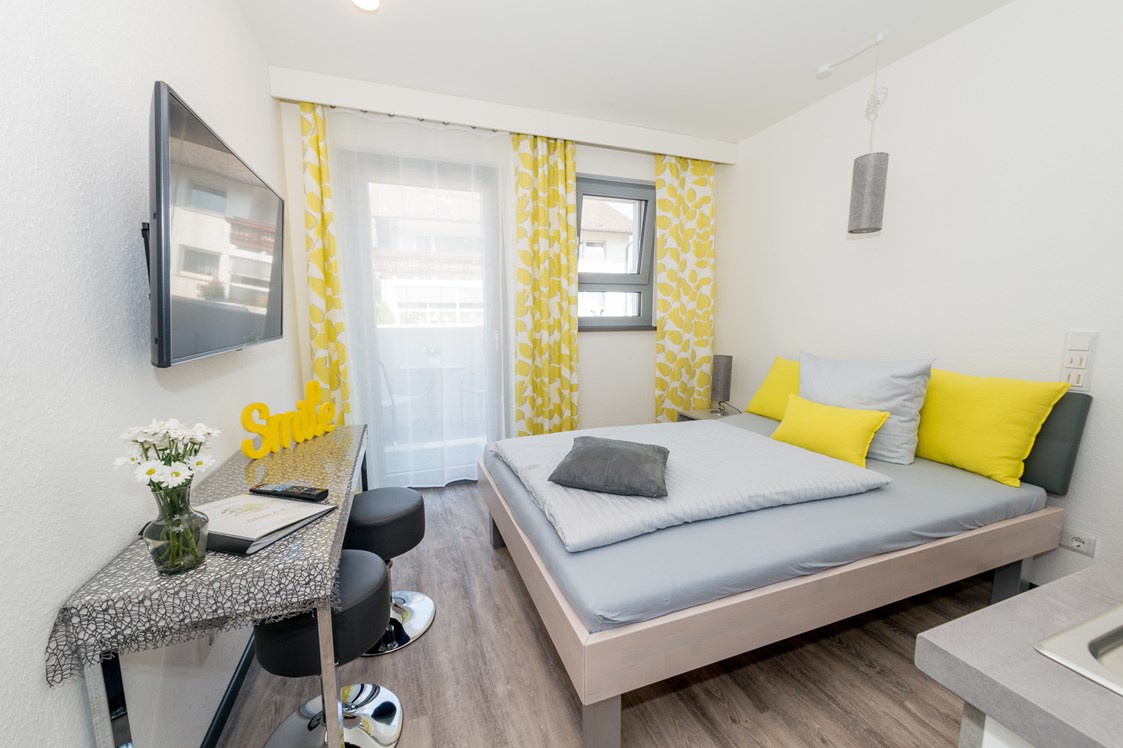 Monteurzimmer: Separate Schlafzimmer mit TV für Ihre Privatsphäre - Apartmenthaus & Ferienwohnungen Horster