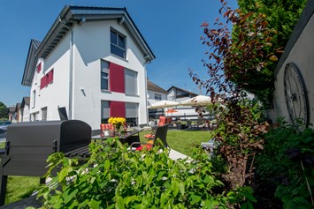 Monteurzimmer: Apartmenthaus Horster Bensheim mit dem Gemeinschaftsgarten zum Grillen und Entspannen. - Apartmenthaus & Ferienwohnungen Horster