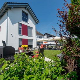 Monteurzimmer: Apartmenthaus Horster Bensheim mit dem Gemeinschaftsgarten zum Grillen und Entspannen. - Apartmenthaus & Ferienwohnungen Horster