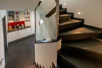 Monteurzimmer: Schickes Treppenhaus mit Snackbar - Apartmenthaus & Ferienwohnungen Horster
