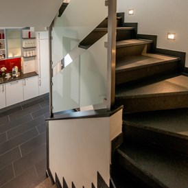 Monteurzimmer: Schickes Treppenhaus mit Snackbar - Apartmenthaus & Ferienwohnungen Horster
