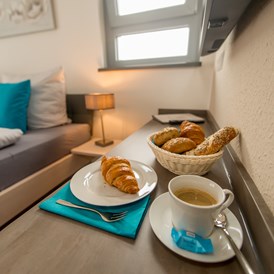 Monteurzimmer: Kaffee und Tee, Bäcker und Supermarkt um die Ecke. - Apartmenthaus & Ferienwohnungen Horster
