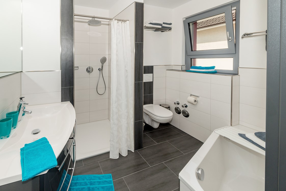 Monteurzimmer: Moderne, frische Duschbäder mit Handtüchern. - Apartmenthaus & Ferienwohnungen Horster