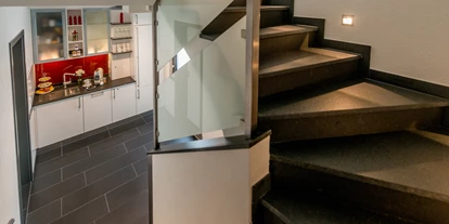 Monteurwohnung - PLZ 69469 (Deutschland) - Schickes Treppenhaus mit Snackbar - Günstige Unterkünfte mit Top-Qualität - Apartmenthaus & Ferienwohnungen