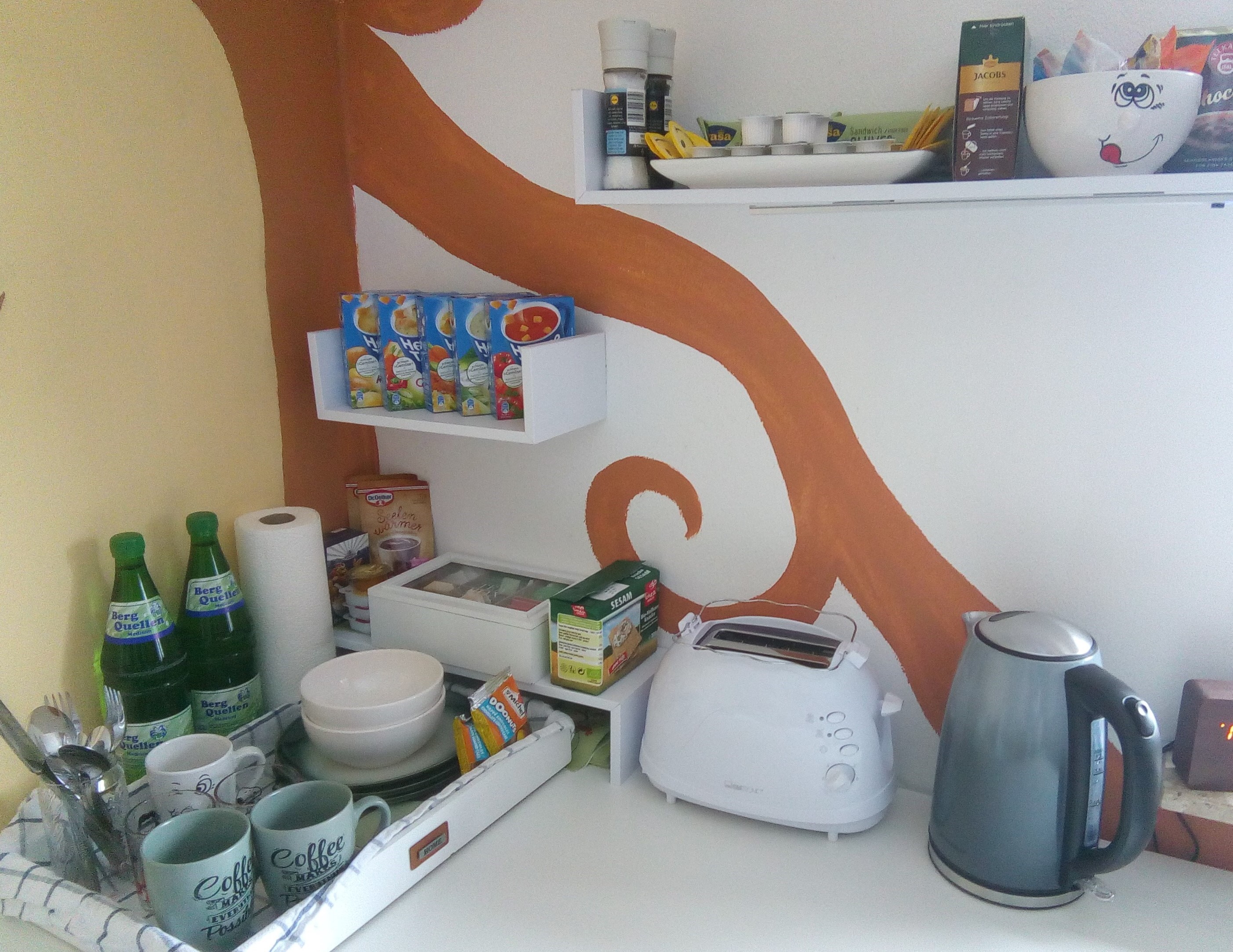 Monteurzimmer: Schnabulier-Ecke im Zimmer: auch ein Kühlschrank ist vorhanden - Just have a good time 