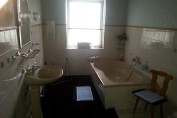 Monteurzimmer: Badezimmer mit Ba Midewanne und WC - Boddenblick-01