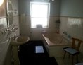 Monteurzimmer: Badezimmer mit Ba Midewanne und WC - Boddenblick-01