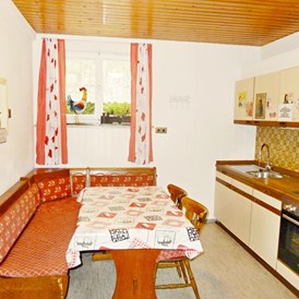 Monteurzimmer: Küche mit ausziehbaren Tisch - 4-8 Personen, 4 Schlafzimmer, Komplett ausgestattet, Parkplatz, eig. Eingang