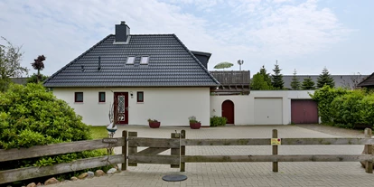 Monteurwohnung - Kaffeemaschine - Schleswig-Holstein - Hausansicht mit Parkplatz - Hus Möwenschiet 2-8 Pers.