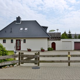 Monteurzimmer: Hausansicht mit Parkplatz - Hus Möwenschiet 2-8 Pers.