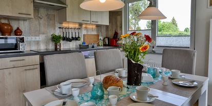 Monteurwohnung - Kaffeemaschine - Schleswig-Holstein - Esstisch Küchenzeile - Hus Möwenschiet 2-8 Pers.