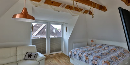 Monteurwohnung - Kaffeemaschine - Schleswig-Holstein - Schlaf und Wohnbereich OG - Hus Möwenschiet 2-8 Pers.