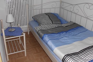Monteurzimmer: Schlafzimmer mit 1 Bett - Am Hang