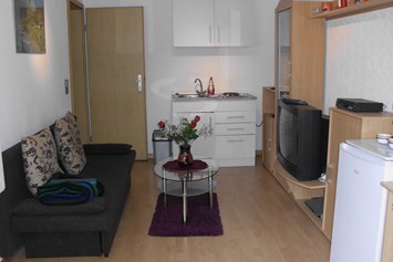 Monteurzimmer: Wohnraum mit Sofa ( auch als Schlafsofa) SAT TV Single Küche

Kühlschrank, Microwelle, kleiner Backofen Kaffeemaschine, Wasserkocher und Geschirr, Waschmaschine auf Anfrage - Am Hang