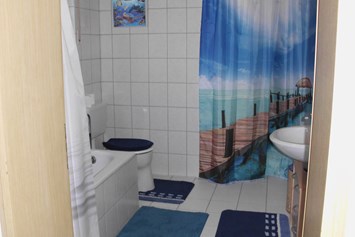 Monteurzimmer: Bad mit Badewanne und WC 

Handtücher und Bettwäsche können gestellt werden  - Am Hang