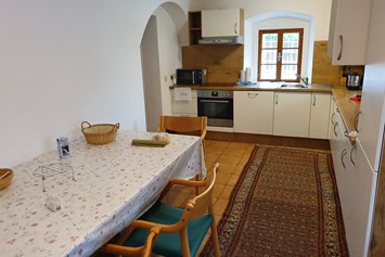 Monteurzimmer: Komplette Küche mit Essecke - Monteur-Wohnung im Süden von Graz