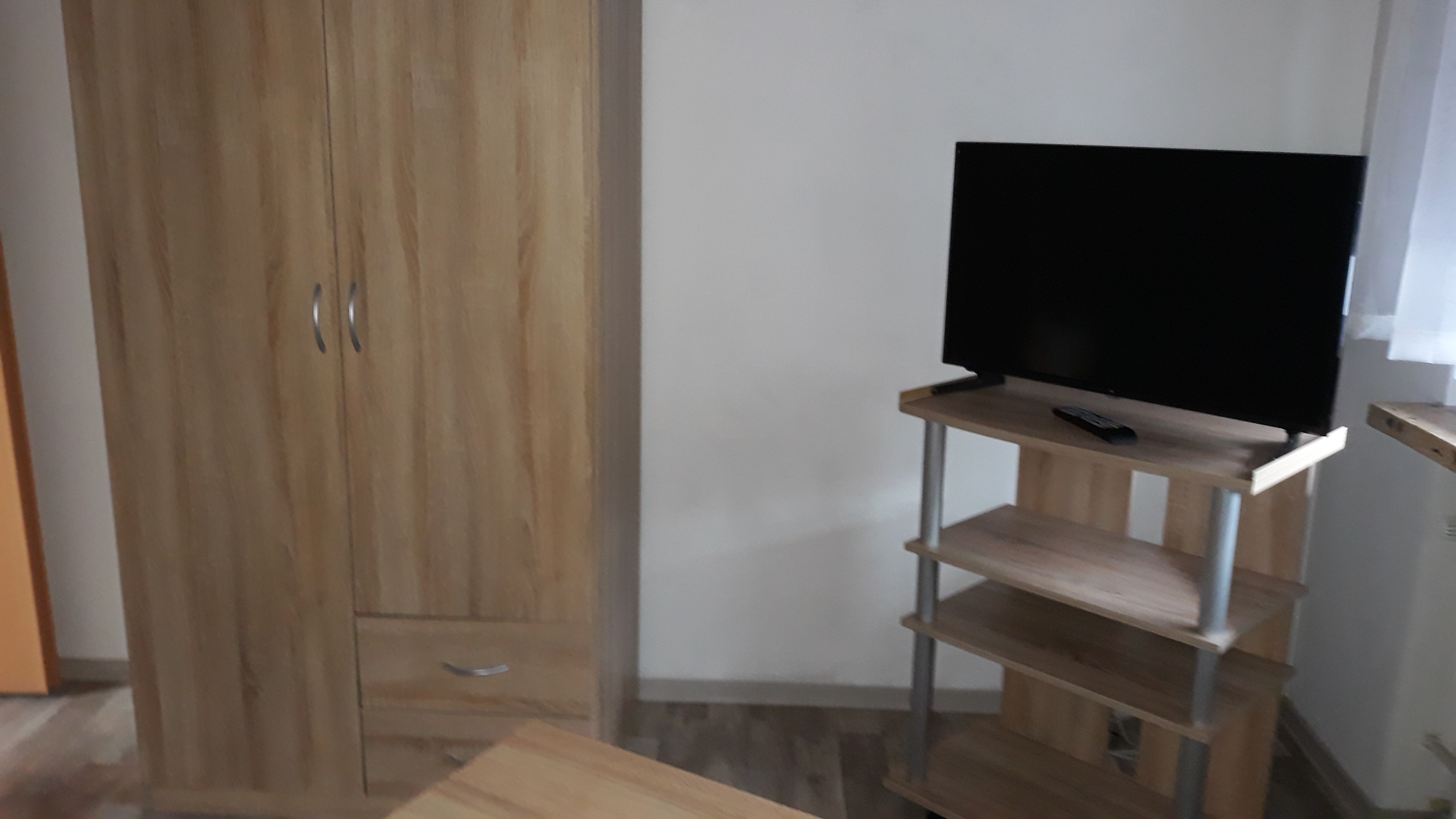 Monteurwohnung - PLZ 76684 (Deutschland) - Möbliertes Monteurzimmer mit TV: Schrank, Fernseher+ Fernsehunterschrank - Monteurzimmer 