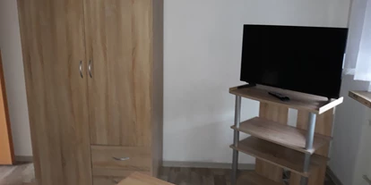 Monteurwohnung - Kronau Walldorf Bretten Kraichtal - Möbliertes Monteurzimmer mit TV: Schrank, Fernseher+ Fernsehunterschrank - Monteurzimmer