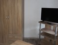 Monteurzimmer: Möbliertes Monteurzimmer mit TV: Schrank, Fernseher+ Fernsehunterschrank - Monteurzimmer 