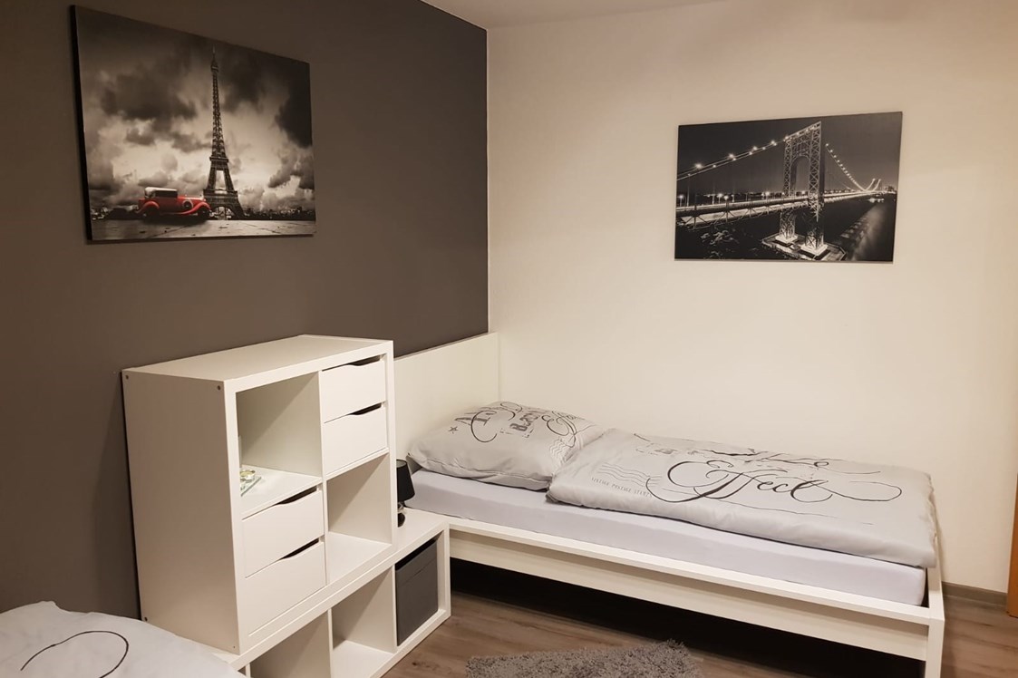 Monteurzimmer: Eines der Schlafzimmer der Monterunterkünfte Sennhenn mit Einzelbetten - Monterunterkünfte Sennhenn