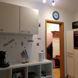 Monteurzimmer: Küchenboard mit Wasserkocher und Senseo Kaffeemaschine - Monterunterkünfte Sennhenn