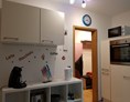 Monteurzimmer: Küchenboard mit Wasserkocher und Senseo Kaffeemaschine - Monterunterkünfte Sennhenn