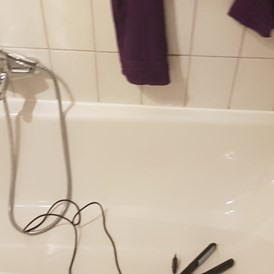 Monteurzimmer: Bad mit Wanne und Dusche und natürlich auch einer Waschmaschine - Monterunterkünfte Sennhenn
