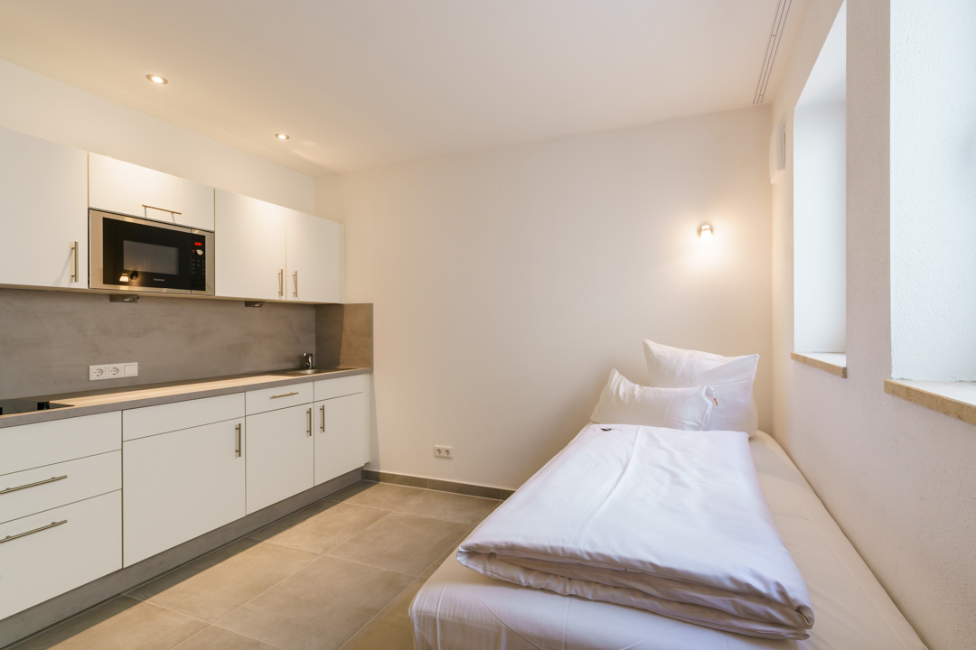 Monteurzimmer: Boardingroom mit eigener Küchenzeile  - Hotel Duda