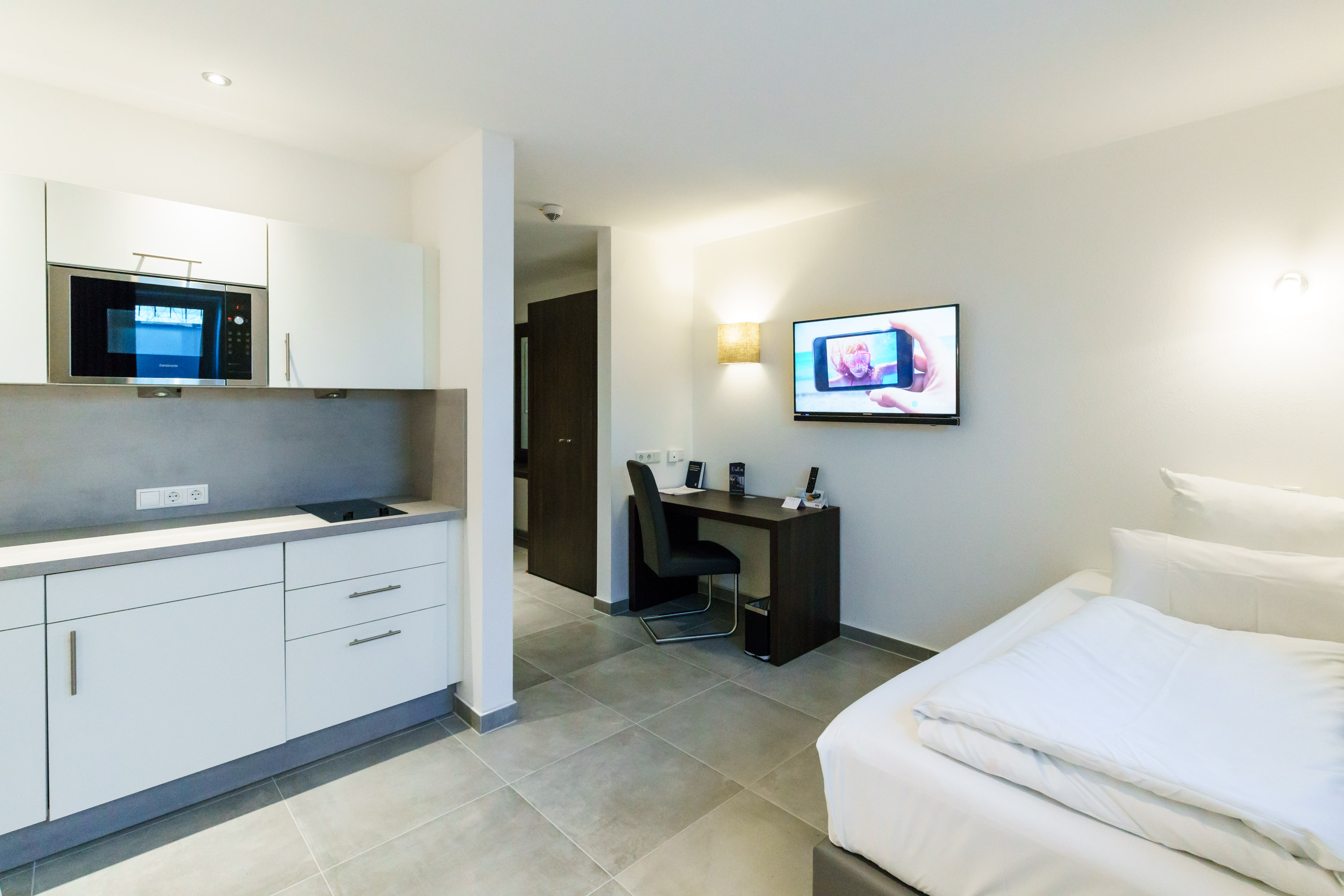 Monteurzimmer: Boardingroom mit TV und Schreibtisch - Hotel Duda