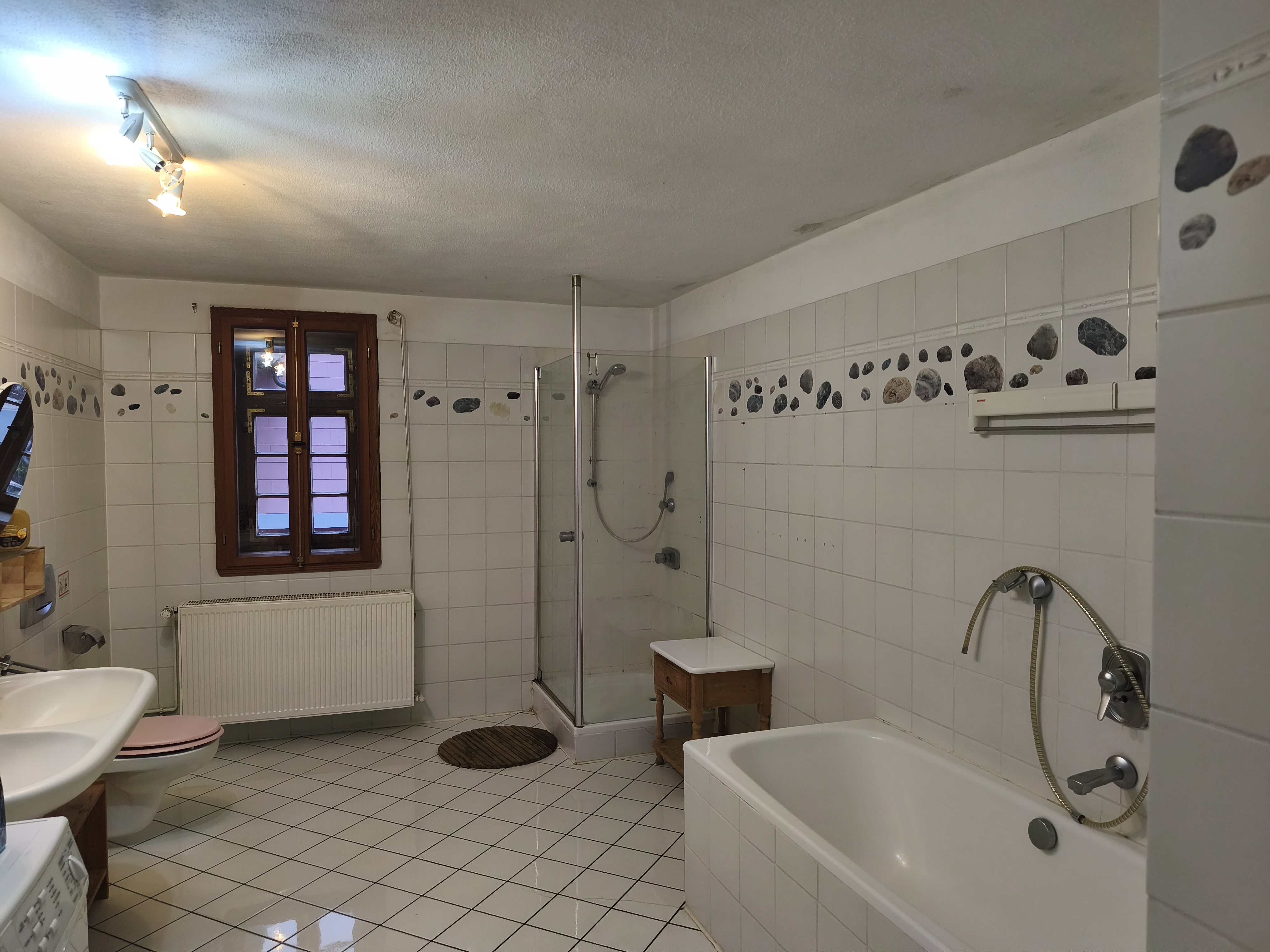 Monteurwohnung - Zimmertyp: Doppelzimmer - Hessen - Badezimmer mit WC Dusche und Badewanne  - ASX Monteurwohnung Casa Alex Spangenberg 