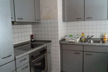 Monteurzimmer: Küche mit Backofen und Herd - Monteurzimmer Mannheim - Ludwigshafen