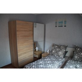 Monteurzimmer: Doppelzimmer mit Kleiderschrank - Schlafen wie Zuhause