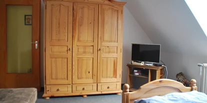 Monteurwohnung - PLZ 97342 (Deutschland) - Kleiderschrank - Schlafen wie Zuhause