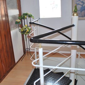 Monteurzimmer: Wendeltreppe zum Dachzimmer - Schlafen wie Zuhause