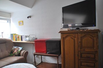 Monteurzimmer: TV im Wohnzimmer - Schlafen wie Zuhause