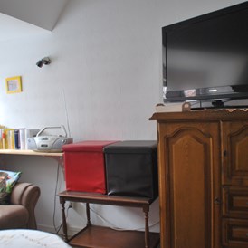 Monteurzimmer: TV im Wohnzimmer - Schlafen wie Zuhause
