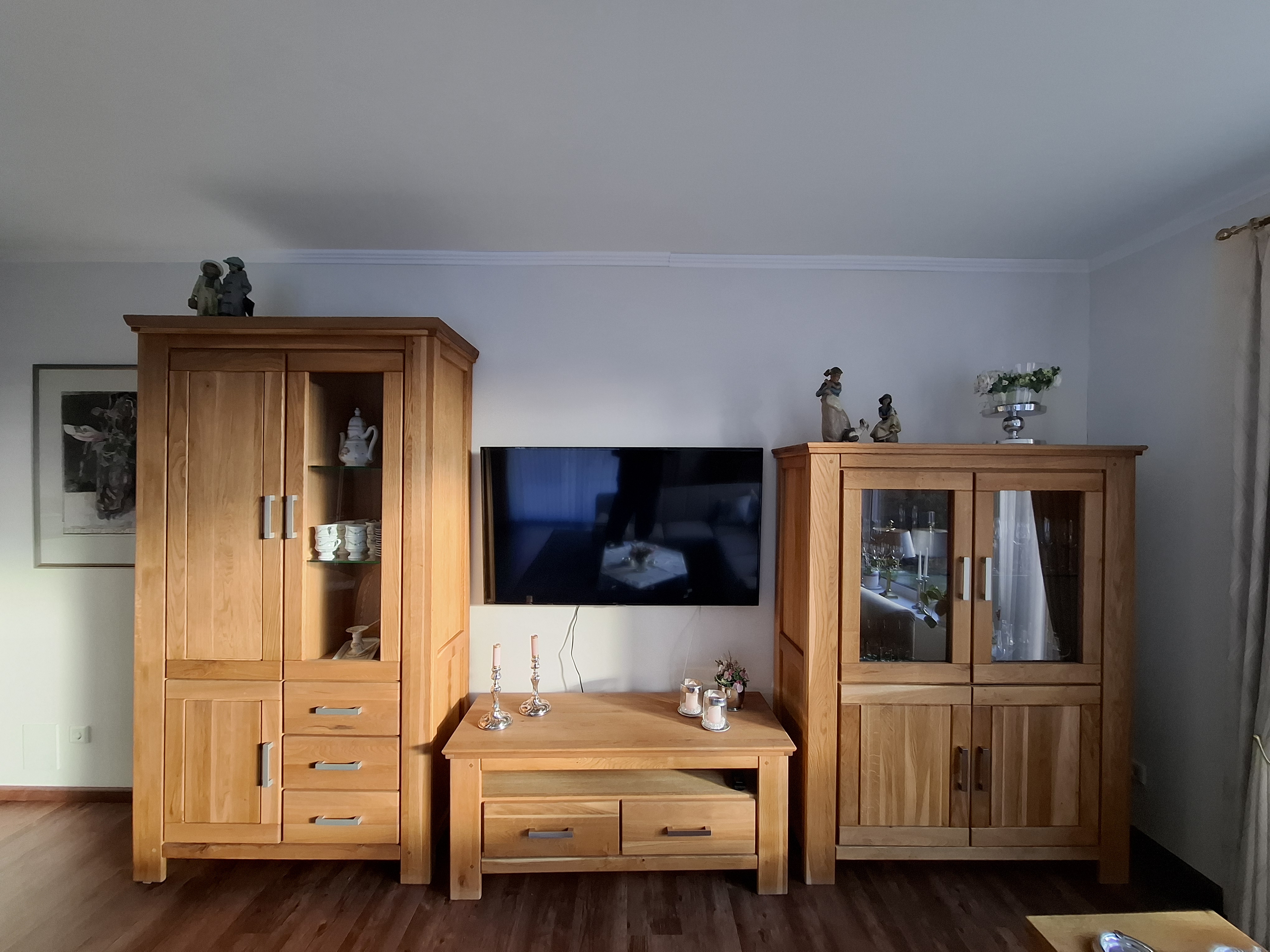 Monteurzimmer: Wohnwand mit 55-Zoll-Fernseher - Gästehaus Angela