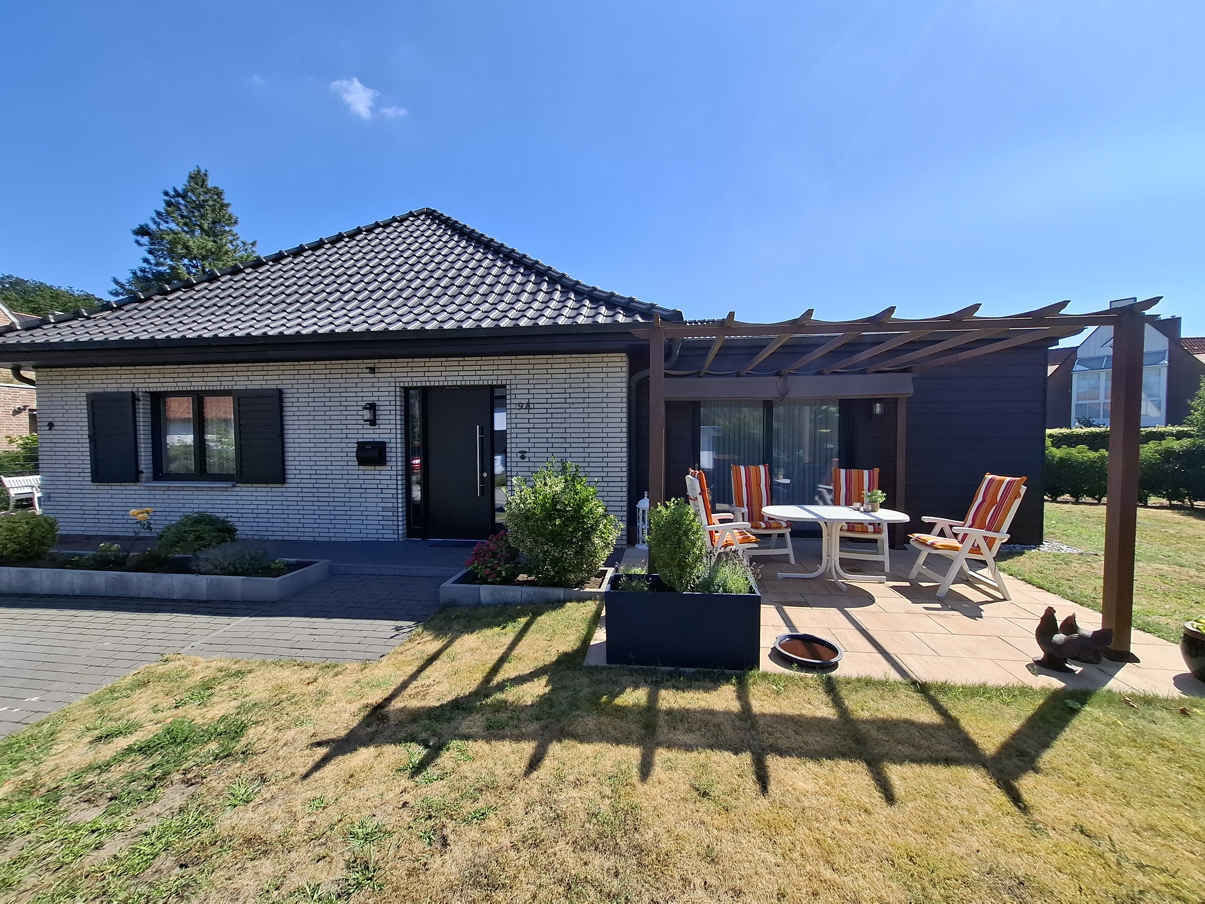 Monteurwohnung - TV - Niedersachsen - Wohnungseingang und Terrasse - Gästehaus Angela