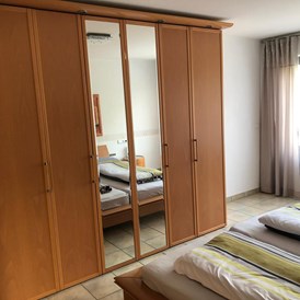 Monteurzimmer: Das Schlafzimmer mit Doppelbett - Zum Langenberg