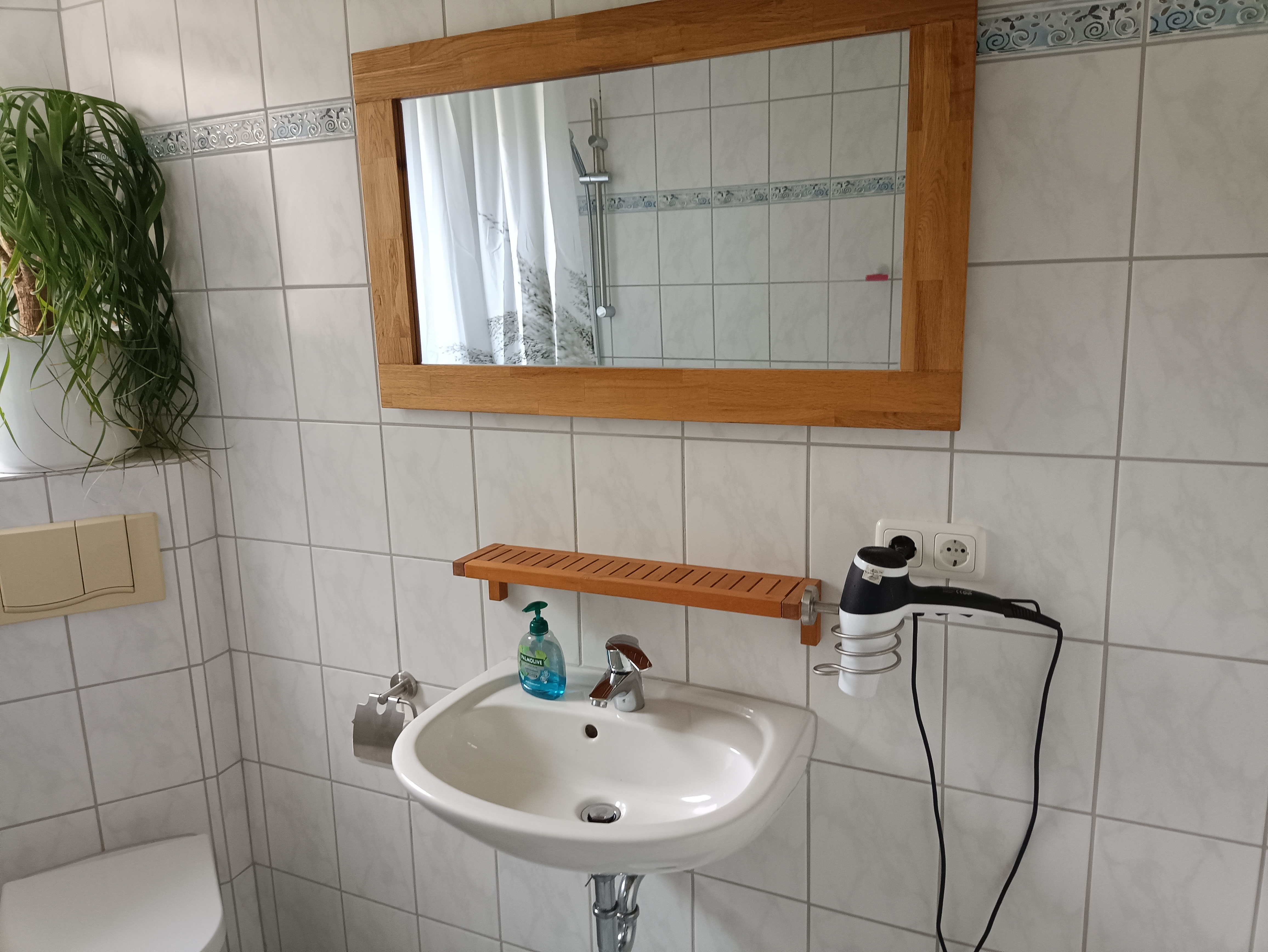 Monteurzimmer: Bad mit Waschmaschine  - Gästewohnung/Monteurwohnung am Stadtsee