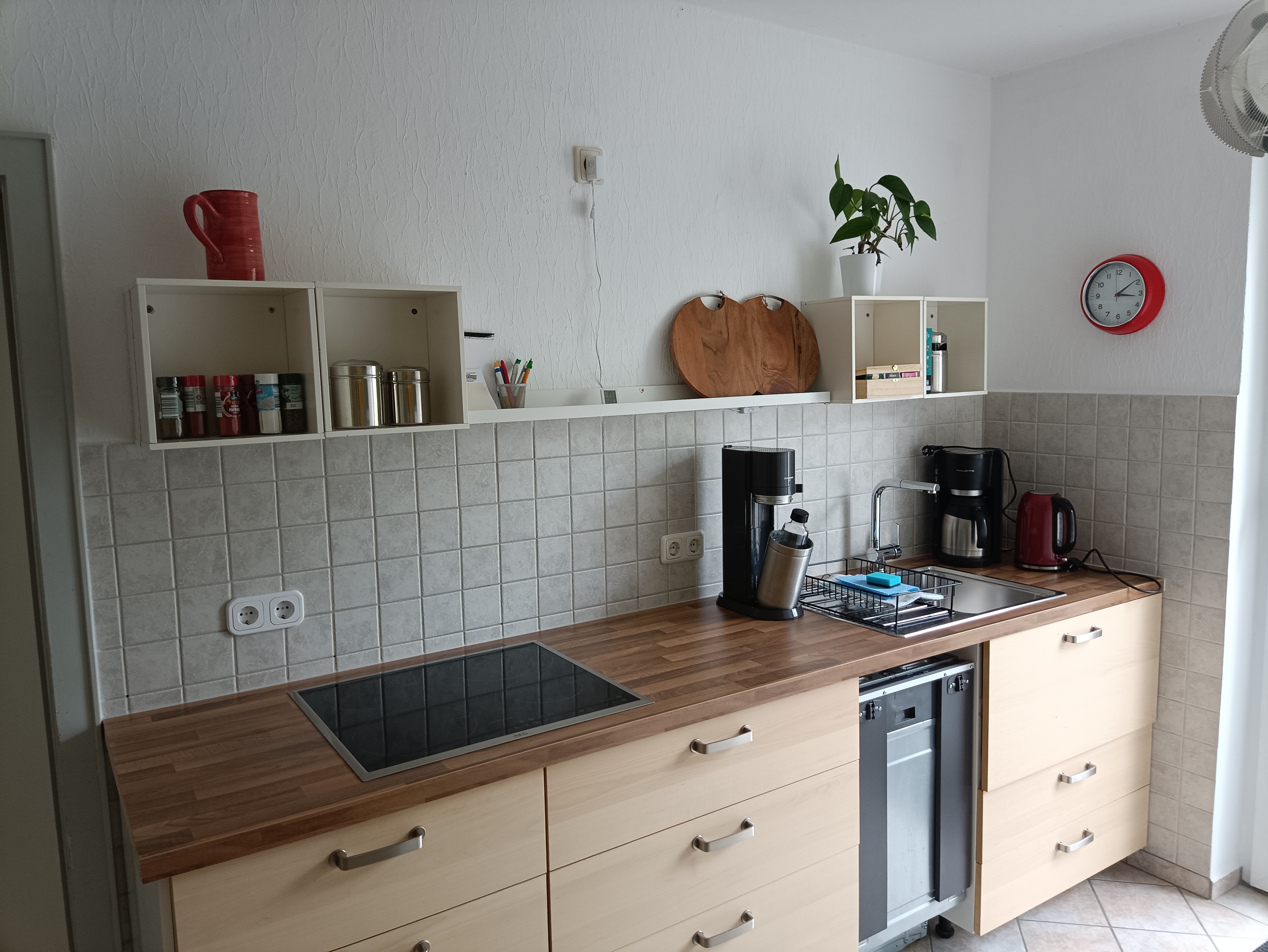 Monteurzimmer: Einbauküche mit Geschirrspüler, Küche mit Zugang zum Balkon  - Gästewohnung/Monteurwohnung am Stadtsee