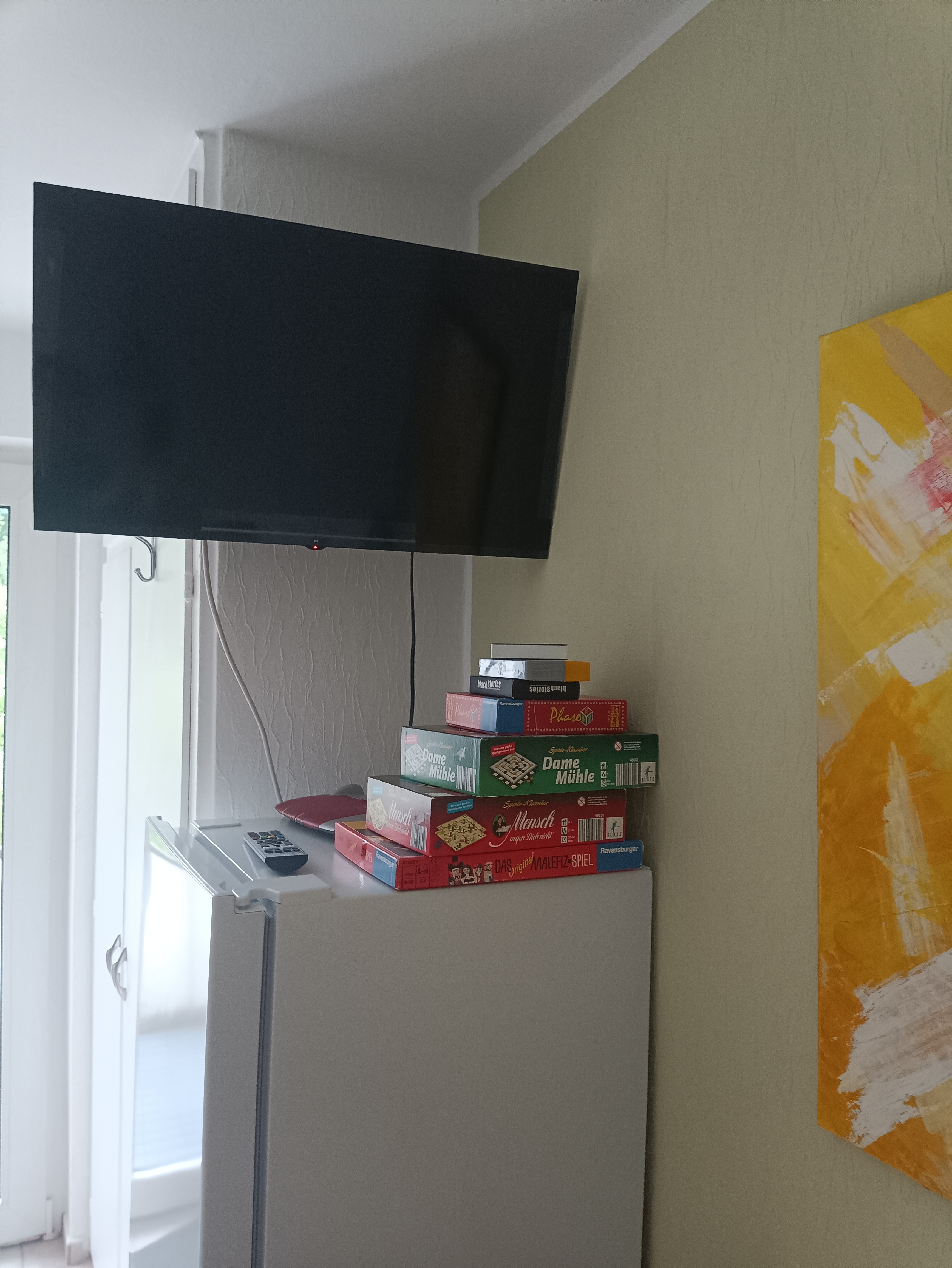 Monteurzimmer: Kühlgefrierschrank und Fernseher in der Küche  - Gästewohnung/Monteurwohnung am Stadtsee