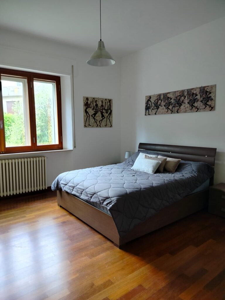 Monteurzimmer: Schlafzimmer im Apartment 1 - CASA DORIS, Montecarotto, Le Marche