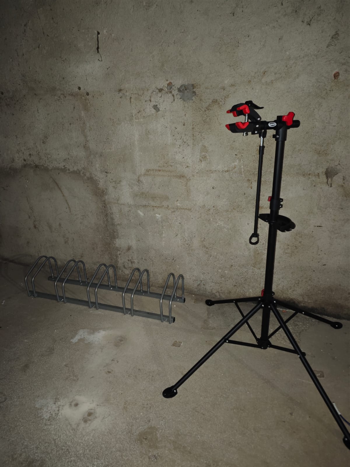 Monteurzimmer: Fahrradständer und Reparaturständer für Fahrräder - CASA DORIS, Montecarotto, Le Marche - Apt. 1 EG